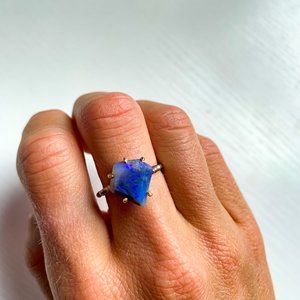 VARIANCE OBJECTS AUSTRALIAN OPAL MEDIUM STONE RING ON A YELLOW GOLD BAND